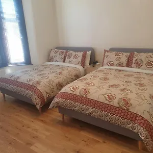  Apartment London Luxury 2 Bedroom Flat 5min Walk From Overground, With Free Wifi, Free Parking-sleeps X6