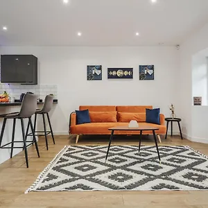  Apartment Luxury House With Garden By Damask Homes